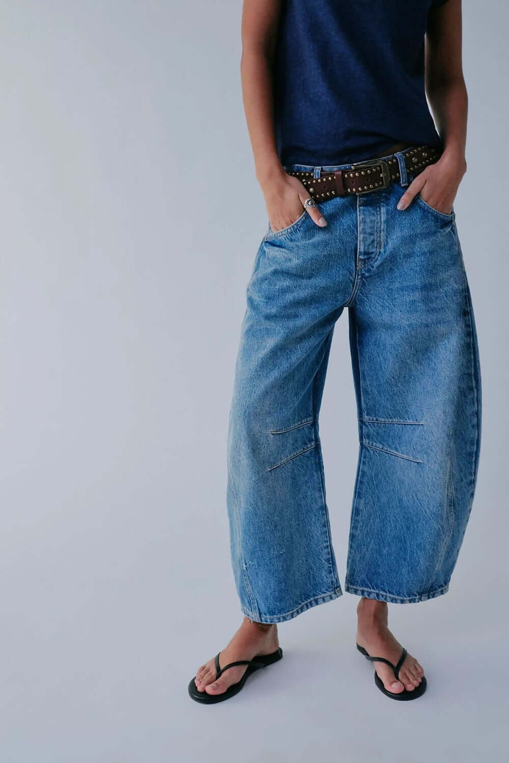 Wide leg jeans with pockets for women, buttoned high-waist denim, 95% cotton, 5% polyester, no stretch, casual wear, machine washable.