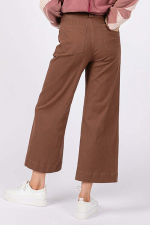 Woman wearing wide-leg cropped pants with front and back pockets.