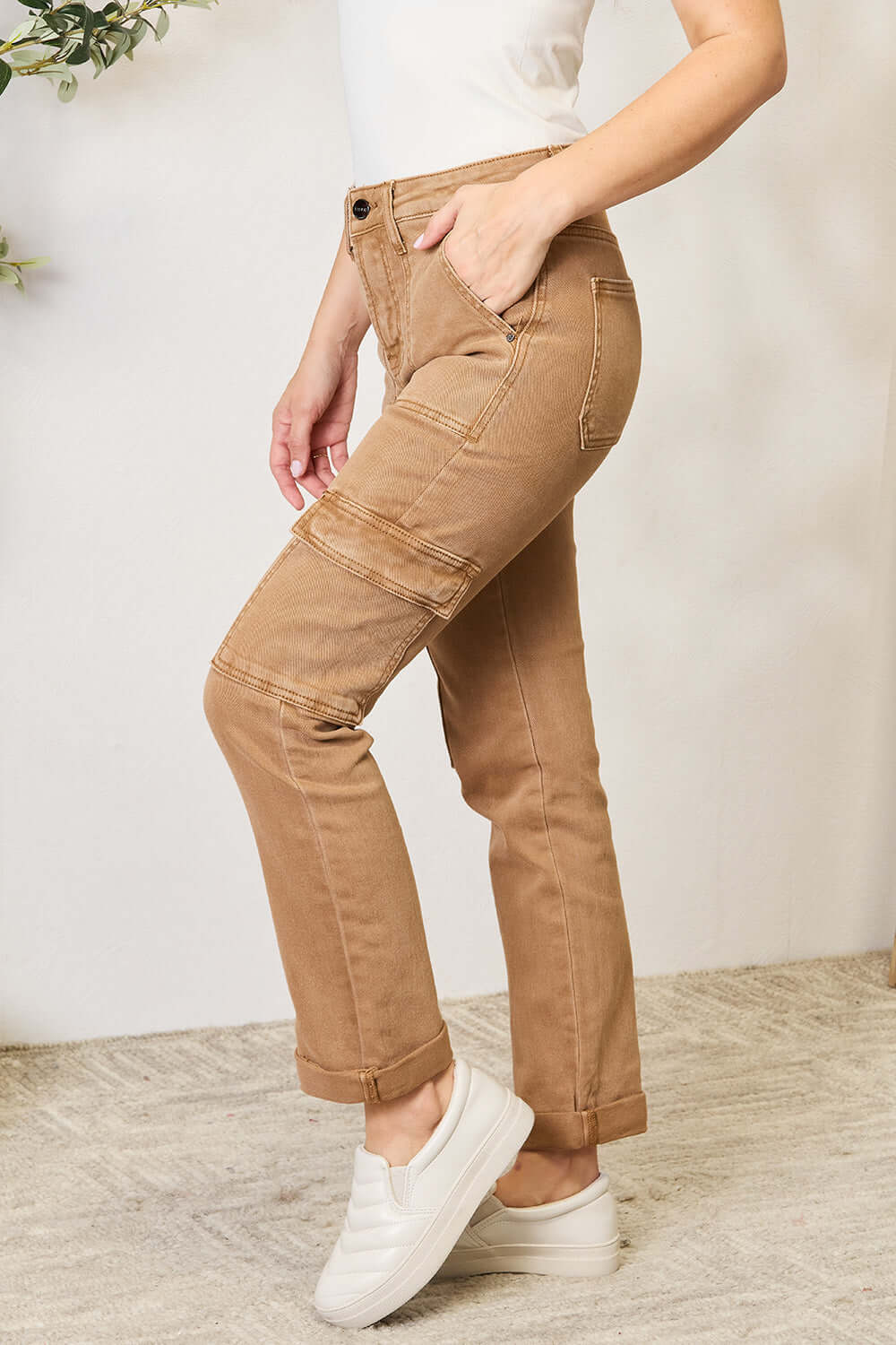 High Waist Straight Jeans with Pockets in beige, worn with white sneakers for a stylish and practical look by Risen Jeans