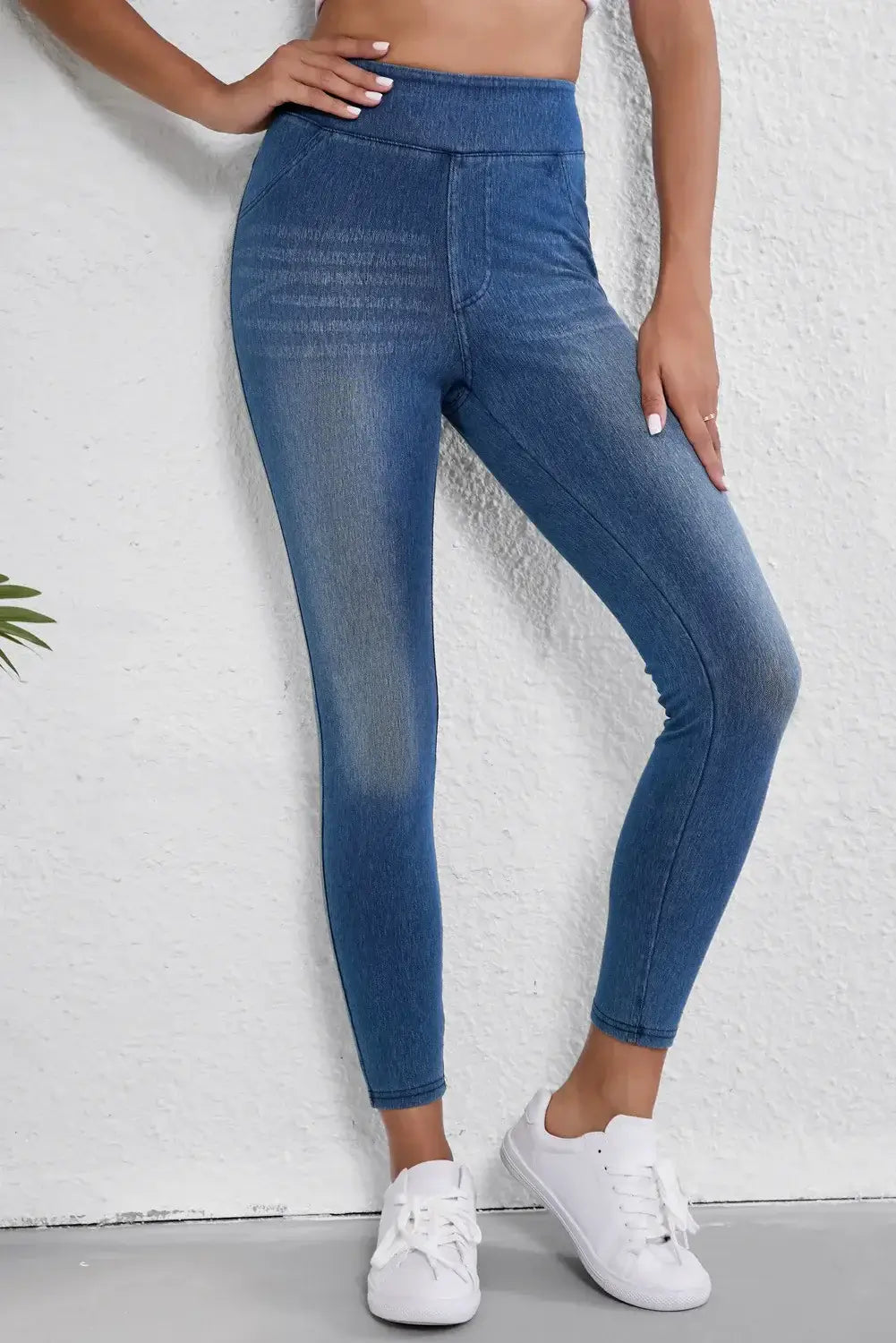 High waist skinny jeans with moderate stretch, showcasing a flattering fit. Perfect for any occasion, made of 47% polyester, 42% cotton, 11% elastane.