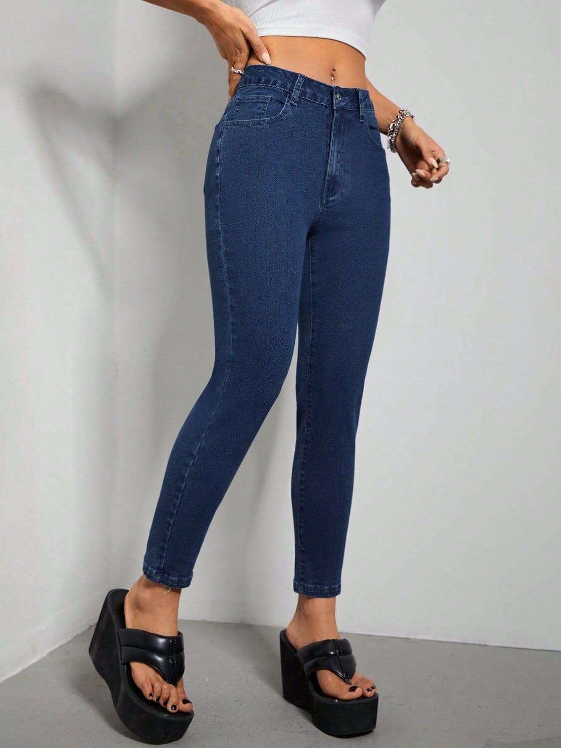 Stylish Bella Road Skinny Jeans with pockets, offering a flattering fit and high stretch for any occasion. Must-have denim fashion.