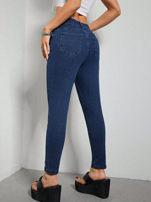 Bella Road Skinny Jeans with Pockets in dark blue, showcasing a flattering fit and stylish design, ideal for any occasion.