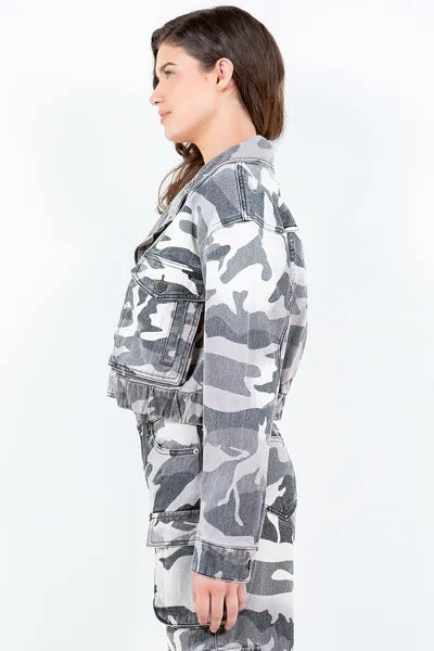 Side view of a plus-size cropped camouflage zip-up jacket, showcasing its trendy design and pocketed feature.