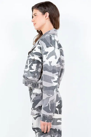 Side view of a plus-size cropped camouflage zip-up jacket, showcasing its trendy design and pocketed feature.