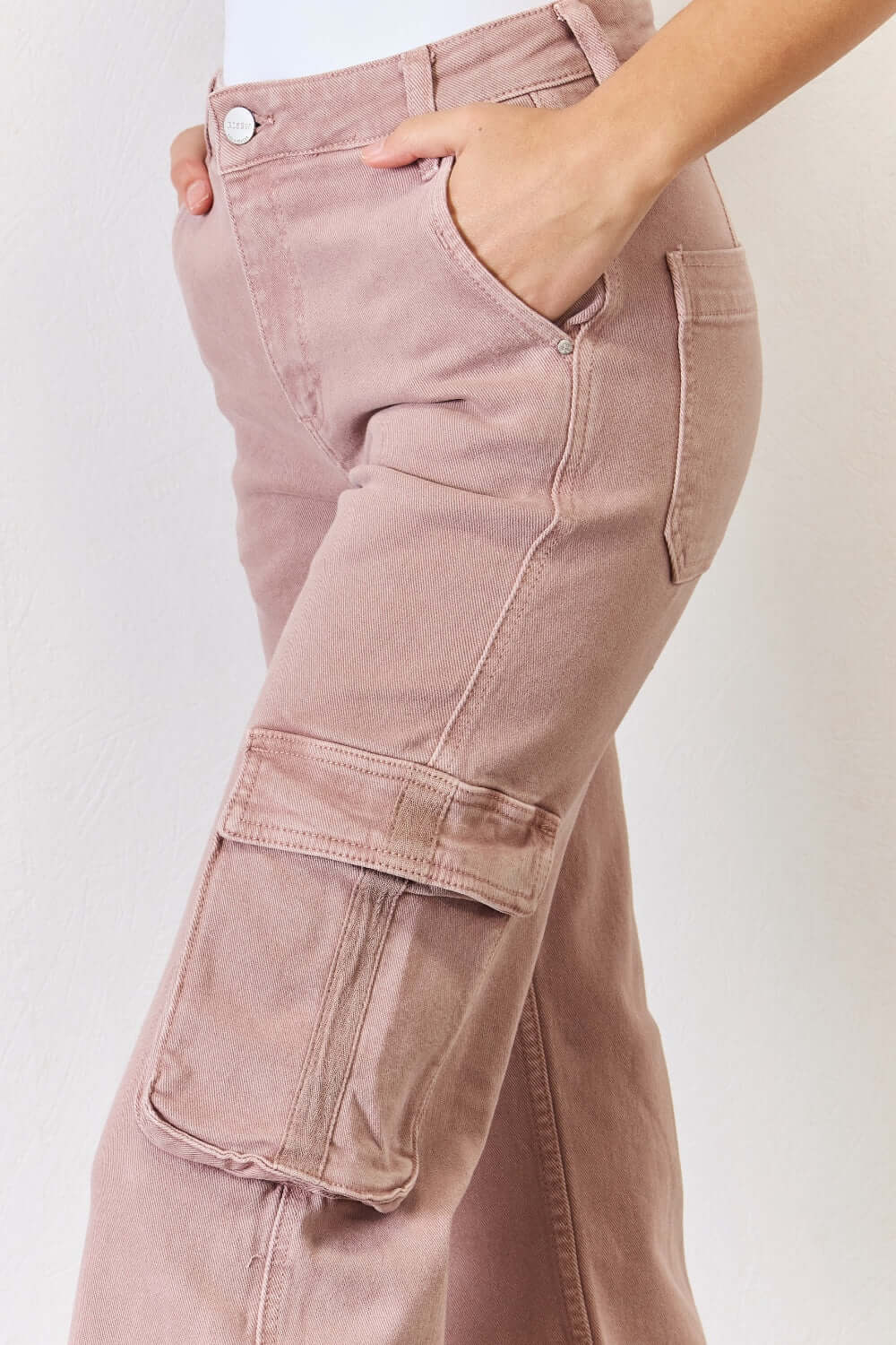 High-rise cargo wide leg jeans with functional pockets in a trendy and relaxed silhouette. Perfect for versatile and chic styling.