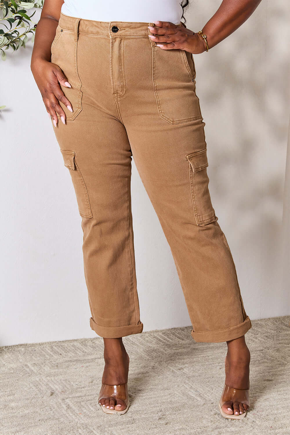 Woman wearing high waist straight jeans with pockets in a stylish and functional design by Risen Jeans.