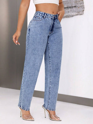 Woman wearing mid-rise waist jeans with pockets, buttoned and featuring a classic blue denim look.