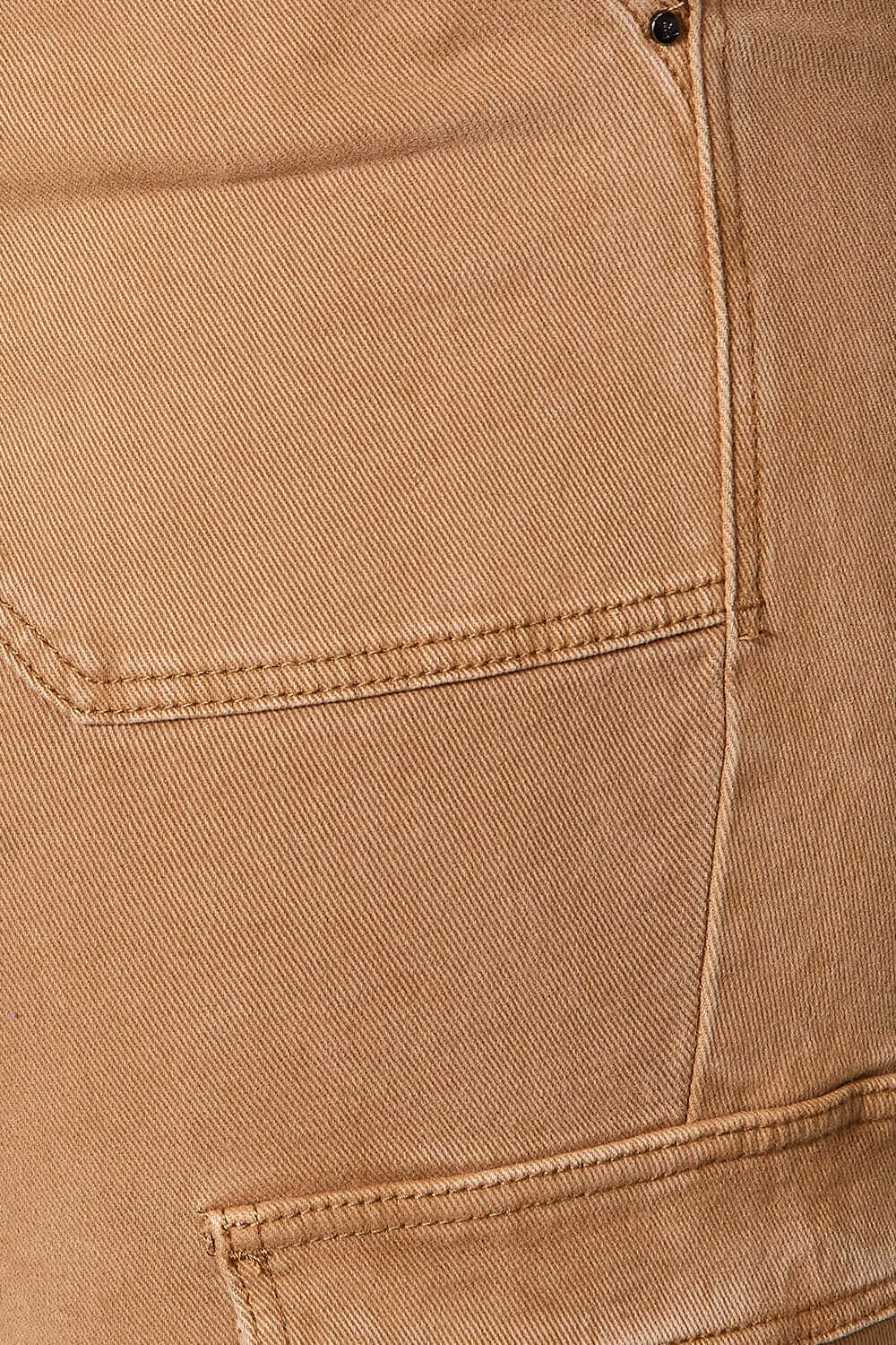 Close-up of high waist straight jeans with pockets in beige, showcasing detailed stitching and practical design. Risen Jeans.