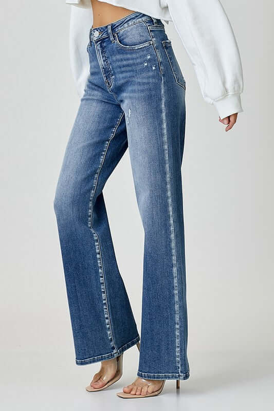 High waist jeans with pockets displayed in a stylish outfit, offering a flattering silhouette and trendy look.