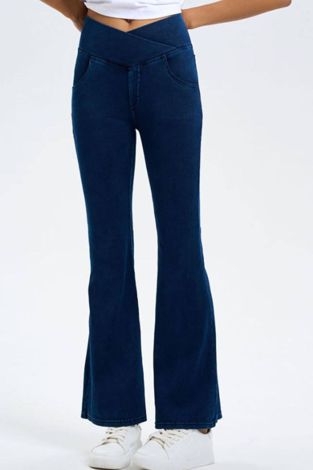 Stylish blue bootcut jeans with pockets, perfect for comfort and a trendy look. Upgrade your denim game today!