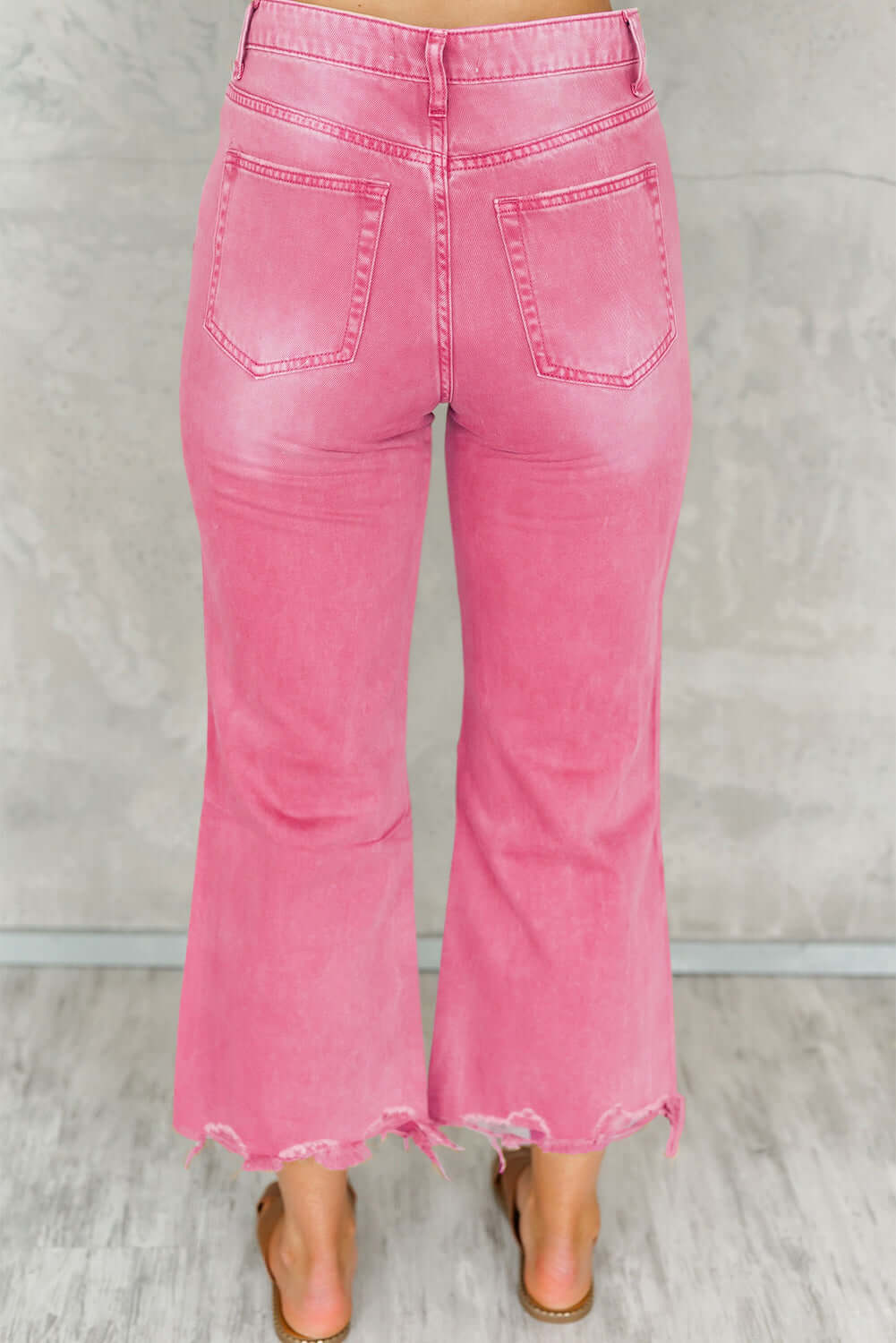 Distressed raw hem pink jeans with pockets in 100% cotton for a trendy casual look