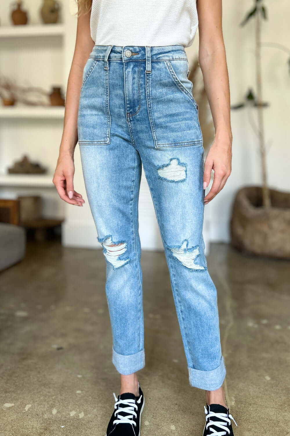 Woman wearing distressed straight Judy Blue Jeans with patch pockets