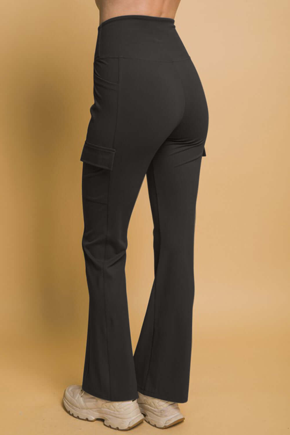 Stylish flared cargo leggings with pockets, perfect for casual outfits and everyday comfort. Ideal for any wardrobe!