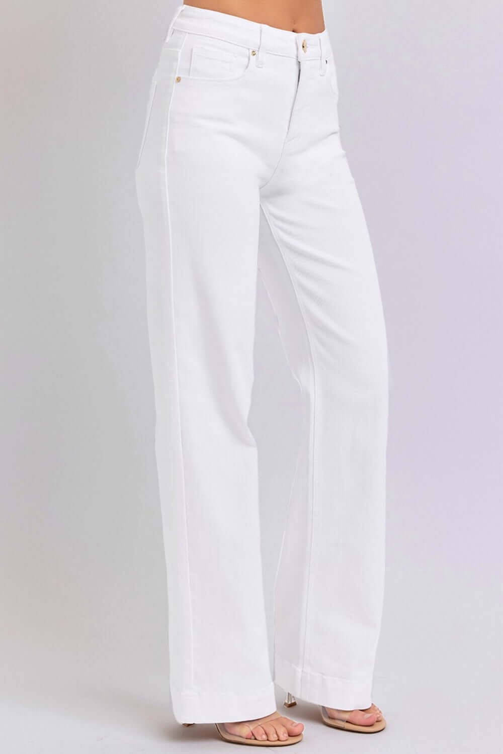 Risen Jeans high waist straight white jeans that combine classic style with contemporary comfort for a flattering silhouette.