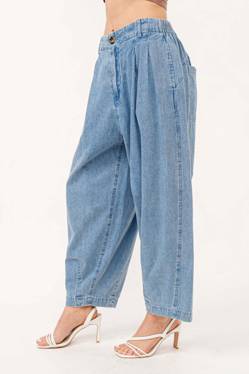 Comfortable elastic back pleated baggy jeans with pockets, showcasing a relaxed silhouette and stylish design for casual outings.