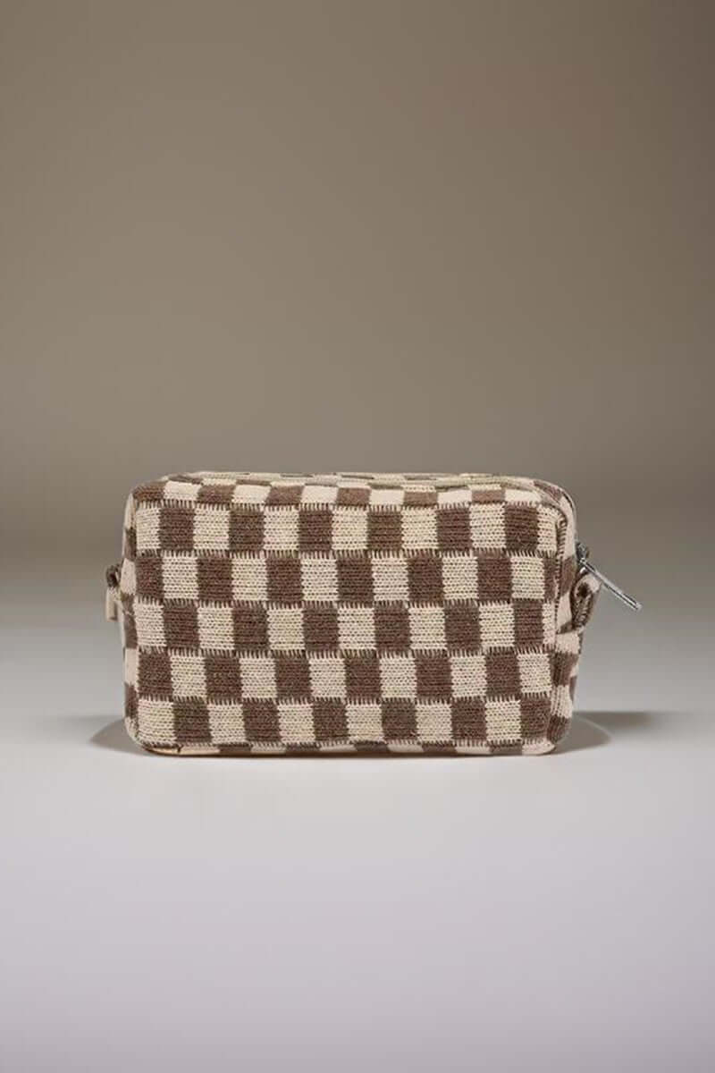 Stylish checkered pattern knitted cosmetic pouch with zipper closure, perfect for organizing makeup essentials.