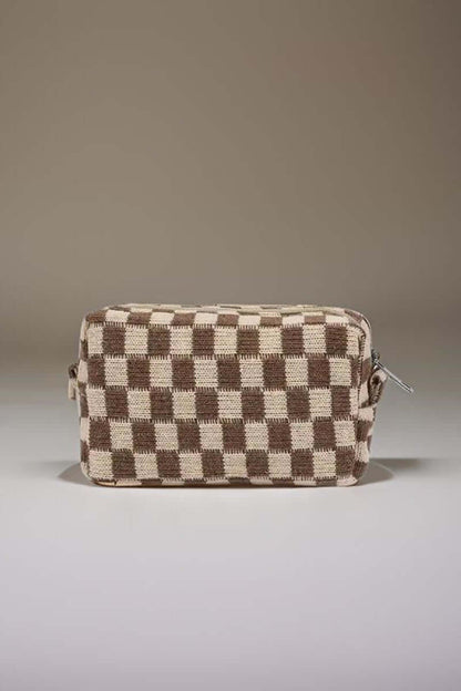 Stylish checkered pattern knitted cosmetic pouch with zipper closure, perfect for organizing makeup essentials.