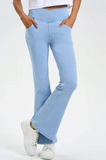 Light blue bootcut jeans with pockets, showcasing a stylish fit and maximum comfort. Perfect for everyday wear!