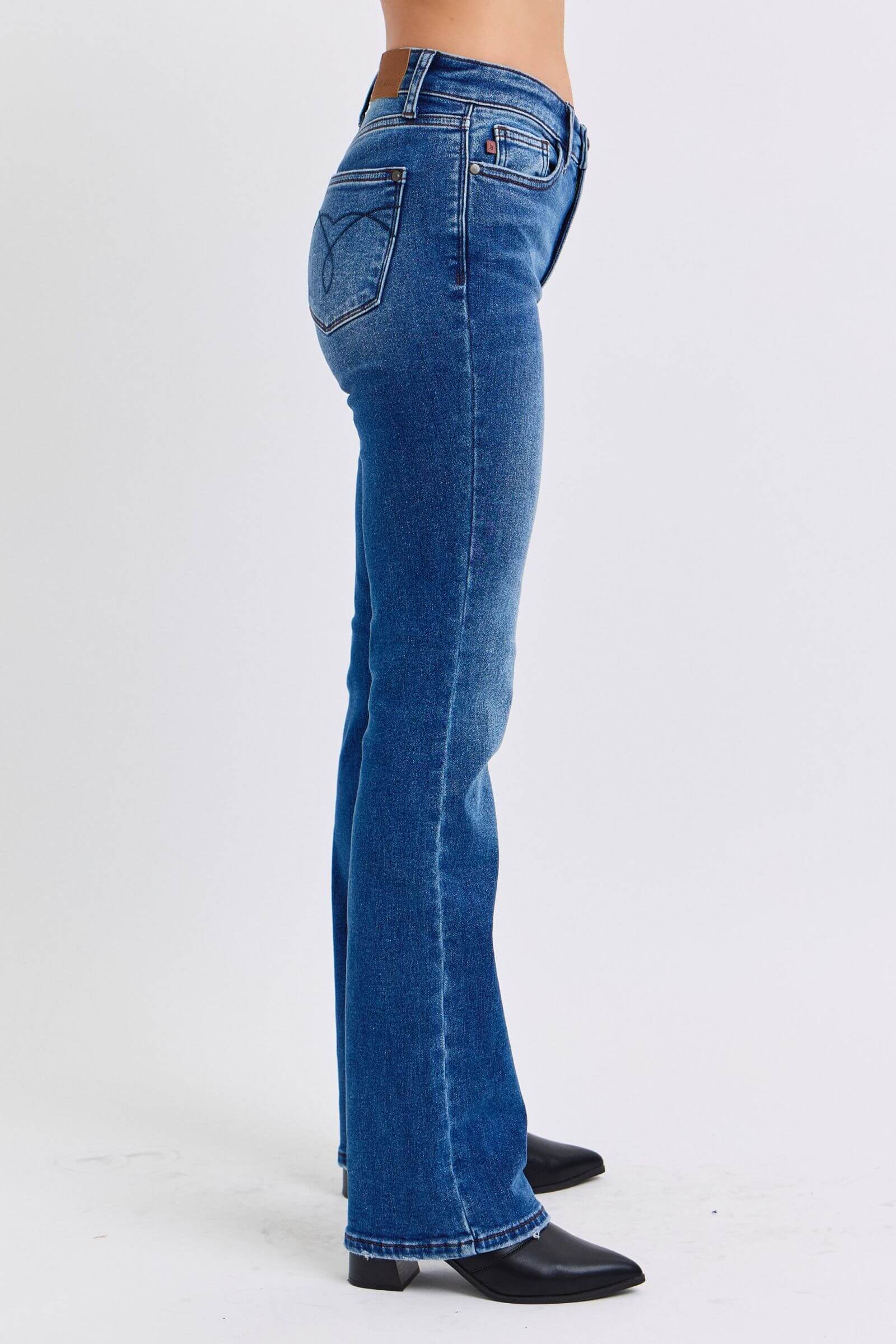 Mid-rise bootcut jeans with thermal lining, showcasing a flattering fit and stylish leg flare, perfect for versatile outfits.