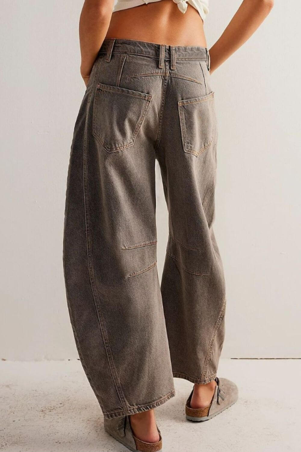 Back view of women's wide leg jeans with pockets, buttoned, made of 95% cotton and 5% polyester, no stretch, in grey color.