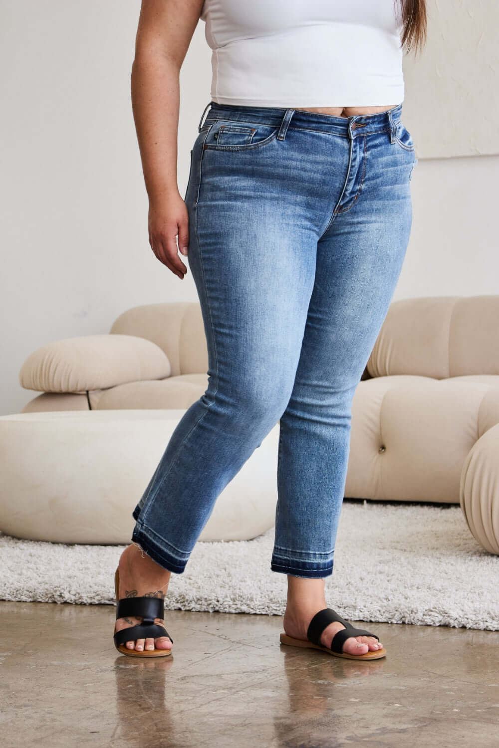 Woman wearing release hem cropped bootcut Judy Blue jeans with sandals