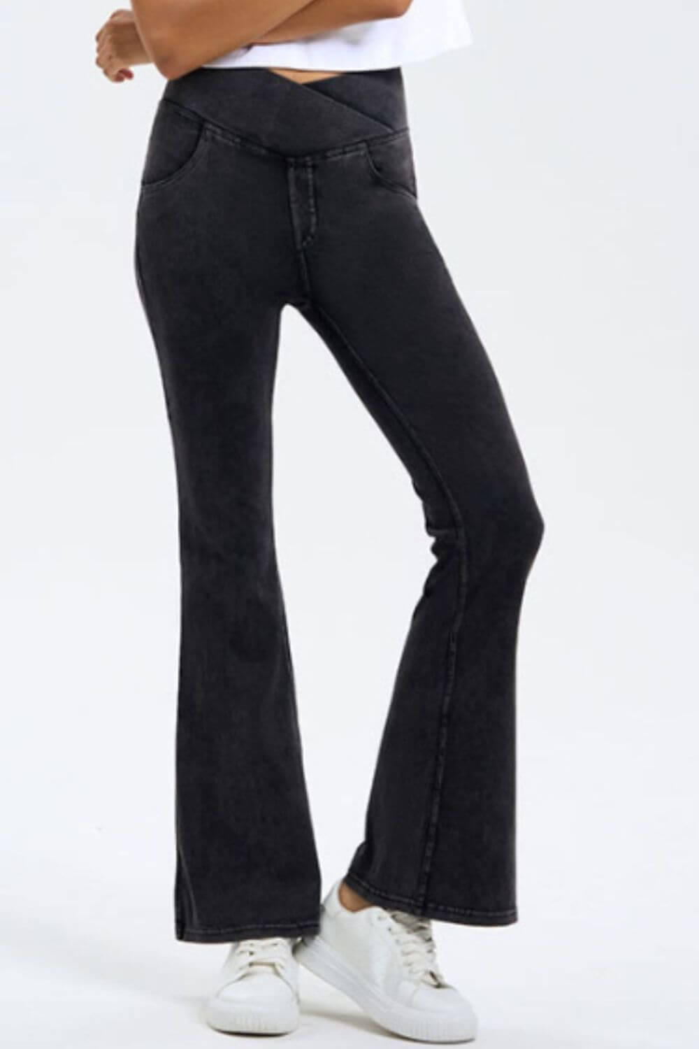 Stylish black bootcut jeans featuring a stretchy fit and pockets, perfect for a comfy and chic look.