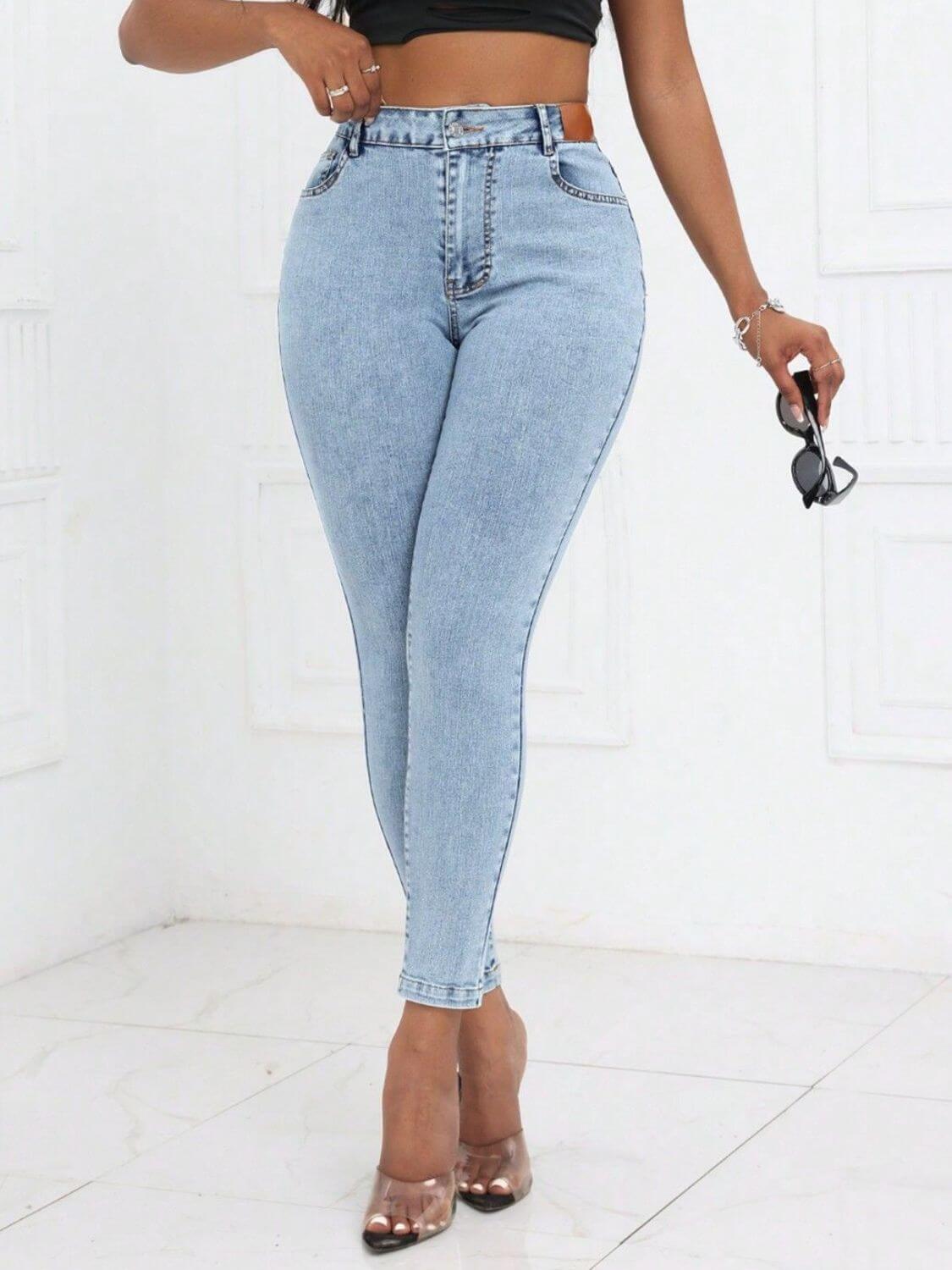 Woman wearing Bella Road high waist skinny jeans with pockets in light blue color.