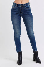 Judy Blue mid-rise waist skinny jeans with pockets, perfect for a sleek and stylish look.